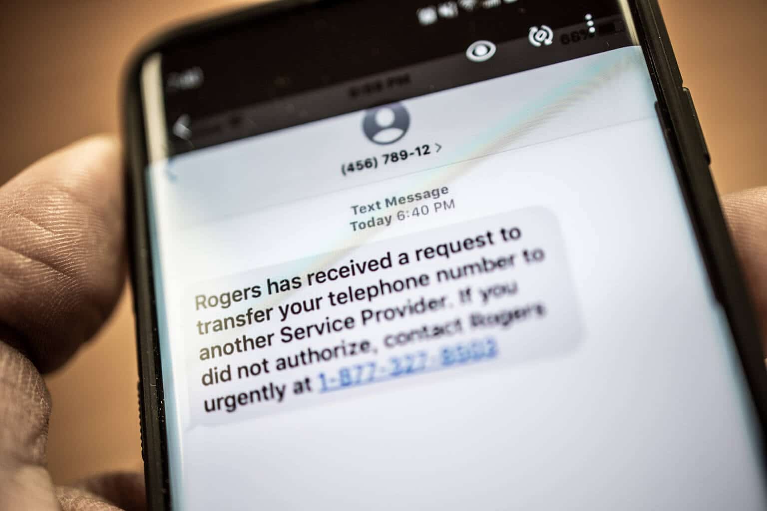 What happens to text messages when your phone is disconnected?